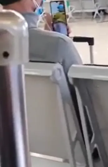 Trong lúc chờ máy bay bác trai video call về xem bác gái show bưởi -sex tiktok - elahe-pirooz.com